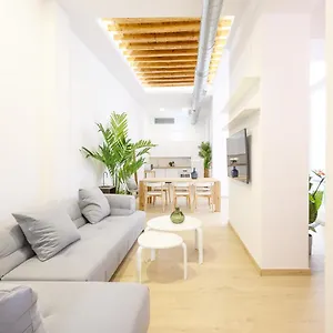 Modern 3 Bedroom, Center With Patio & High Ceilings By 10tosea Apartment