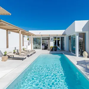 Unique & Luxurious With Heated Pool, Gym & C