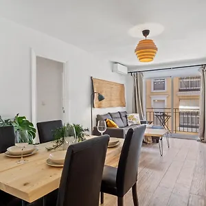 3 Dormitorios, 2 Banos Y Balcon Apartment *