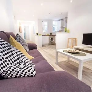 C16 - Modern & Comfortable 4 Beds Apartment