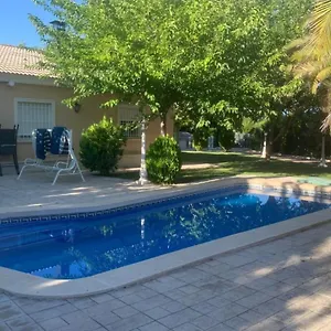 Con Amplios Espacios, Piscina Y Garaje Málaga