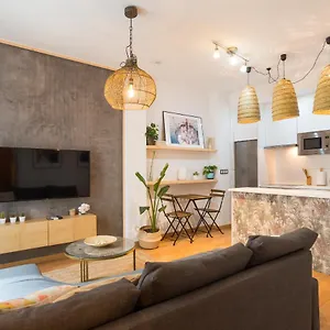 Cozy In The Heart Of With Pool Apartment *