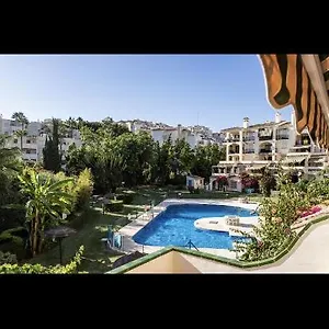 Seaside Serenity: 2br Getaway Apartment Malaga