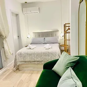 New Luxurious Studio With Patio/center