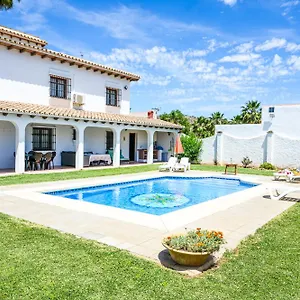 Amplia Con Precioso Jardin Cerca De Capital. Holiday home Malaga